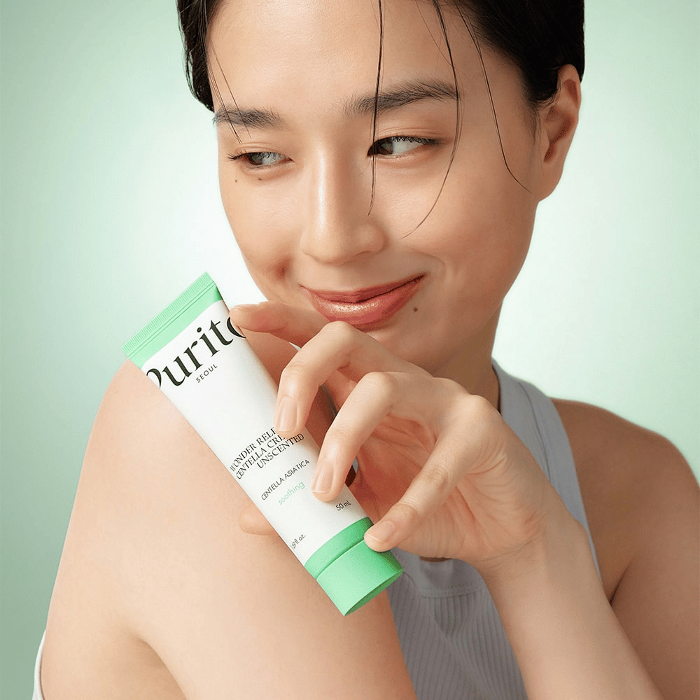 Purito Wonder Releaf Centella Cream Unscented es una crema calmante e hidratante enriquecida con Centella Asiatica. Esta fórmula sin perfume ayuda a calmar la piel irritada, hidratar y fortalecer la barrera cutánea sin causar irritación. Perfecto para pieles sensibles.