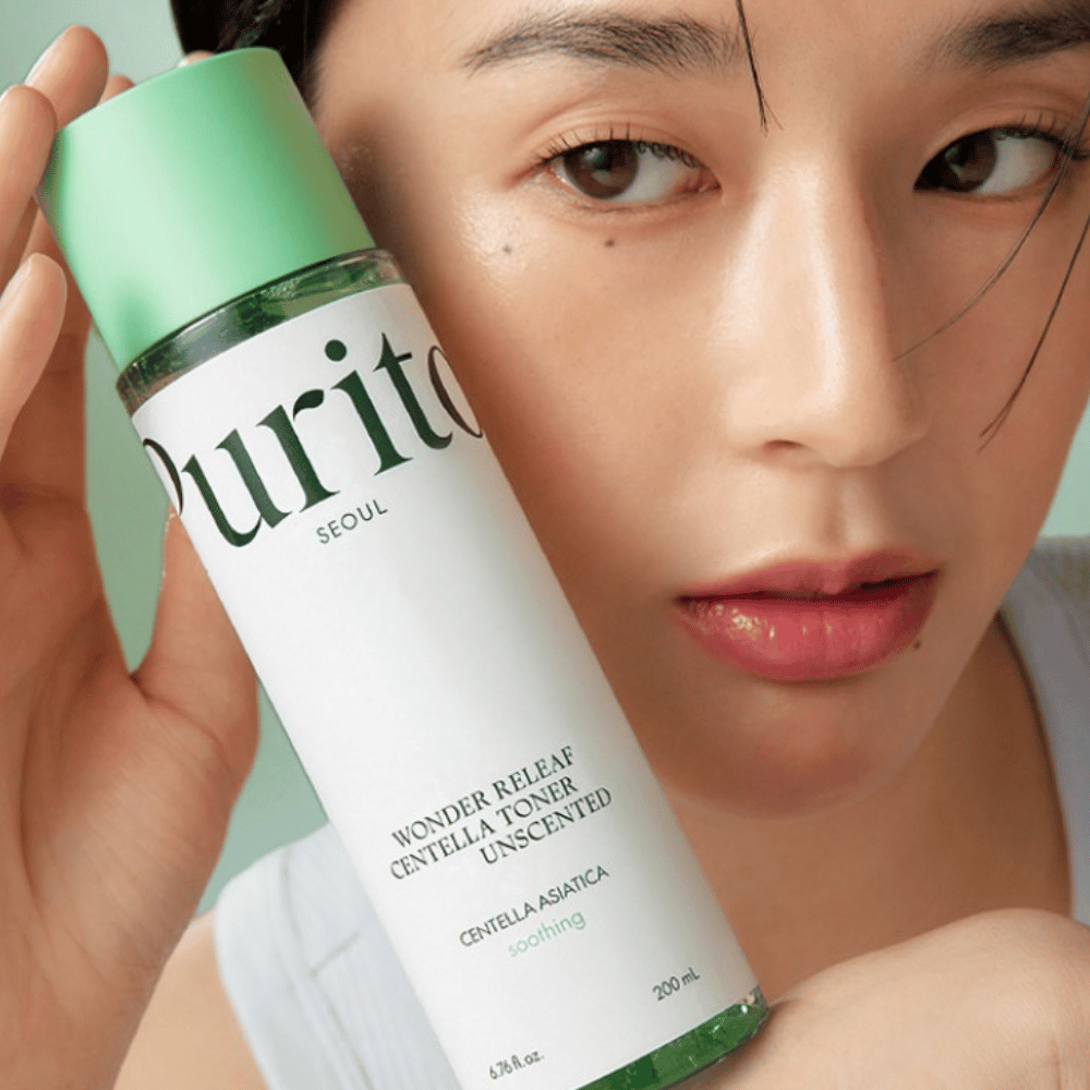 Purito Wonder Releaf Centella Toner Unscented es un tónico suave que hidrata y calma la piel con la ayuda de Centella Asiatica. Sin fragancia e ideal para pieles sensibles, este tónico ayuda a equilibrar la barrera de humedad de la piel y reduce la irritación.
