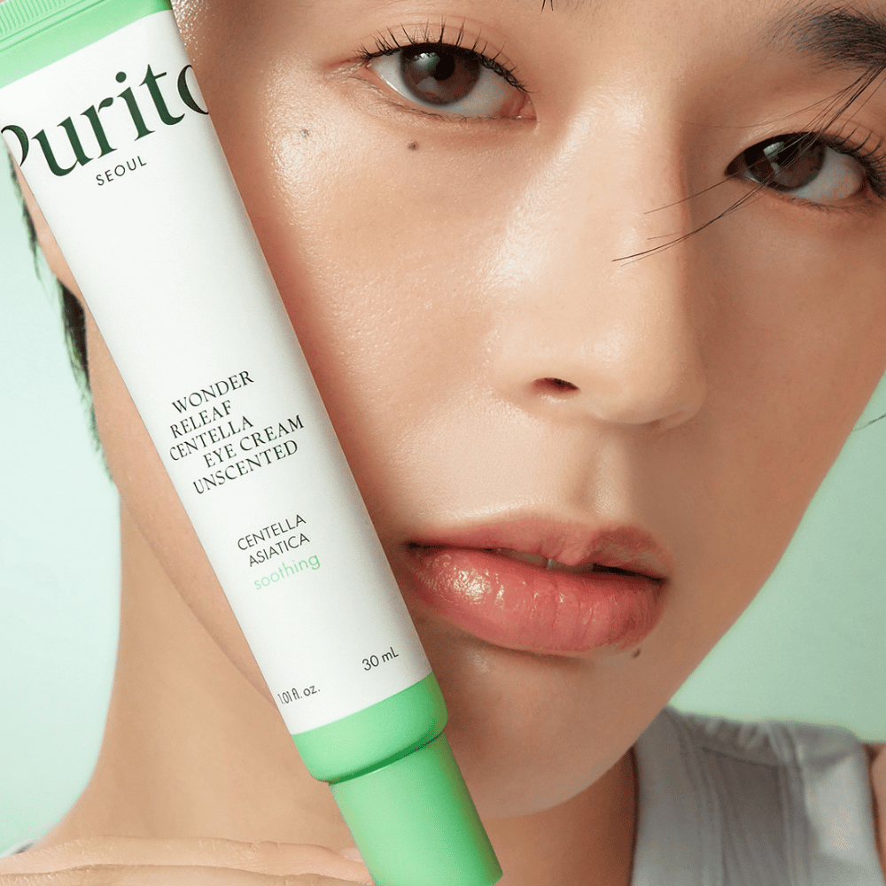 Purito Wonder Releaf Centella Eye Cream Unscented es una crema para ojos nutritiva que contiene la calmante Centella Asiatica. Perfecta para piel sensible, esta crema sin fragancia reduce la irritación e hidrata intensamente mientras reduce las líneas finas y las ojeras.