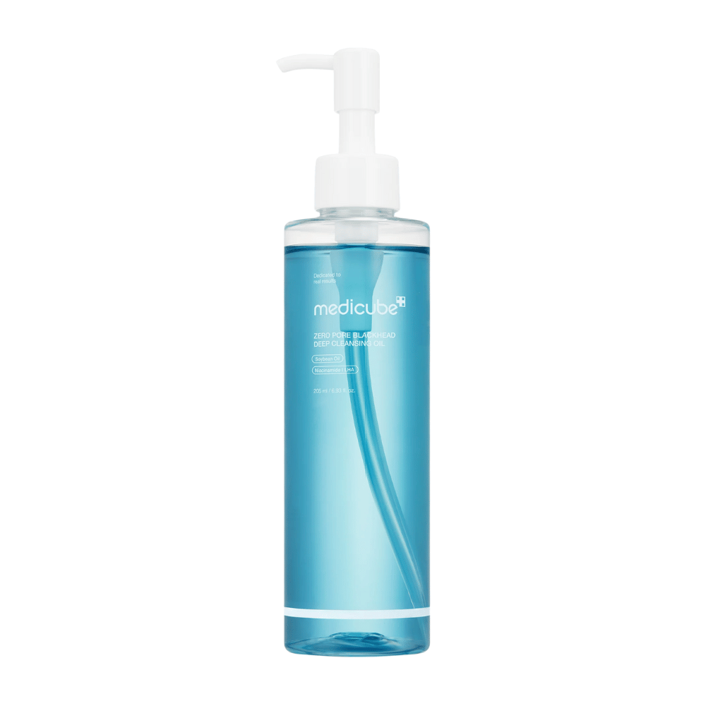 Botella de Medicube Zero Pore Blackhead Deep Cleansing Oil en envase azul con bomba blanca, sobre fondo blanco.