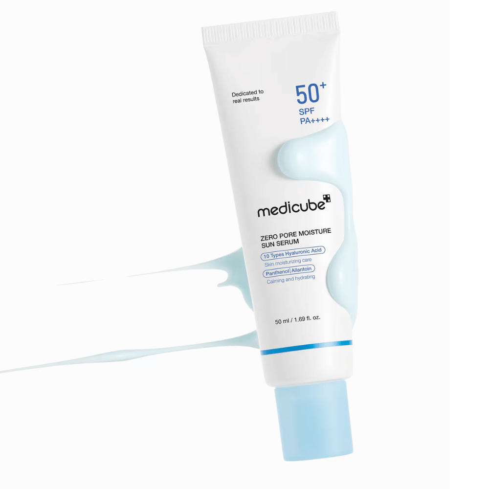 Medicube Zero Pore Moisture Sun Serum SPF50+ PA++++ rodeado de una textura de producto similar a un sérum. Protector solar hidratante con 10 tipos de ácido hialurónico para hidratación, confort y protección UV diaria.