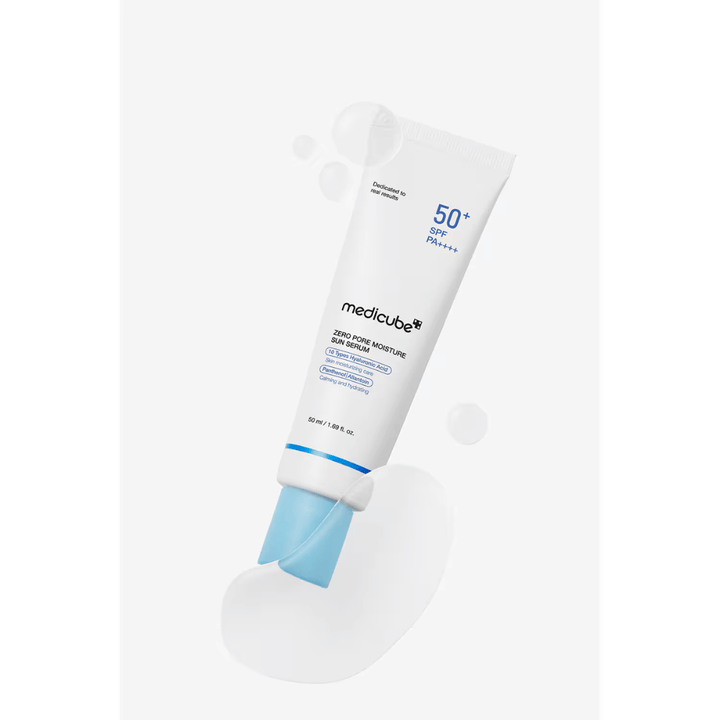 Medicube Zero Pore Moisture Sun Serum SPF50+ PA++++ con textura ligera de sérum. La imagen resalta la fórmula hidratante que ayuda a que la piel se sienta suave, calmada y protegida del sol.