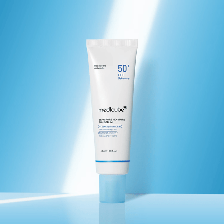 Medicube Zero Pore Moisture Sun Serum SPF50+ PA++++ presentado sobre un fondo azul. Sérum solar hidratante con ácido hialurónico, pantenol y alantoína para protección UV diaria y cuidado de la piel.