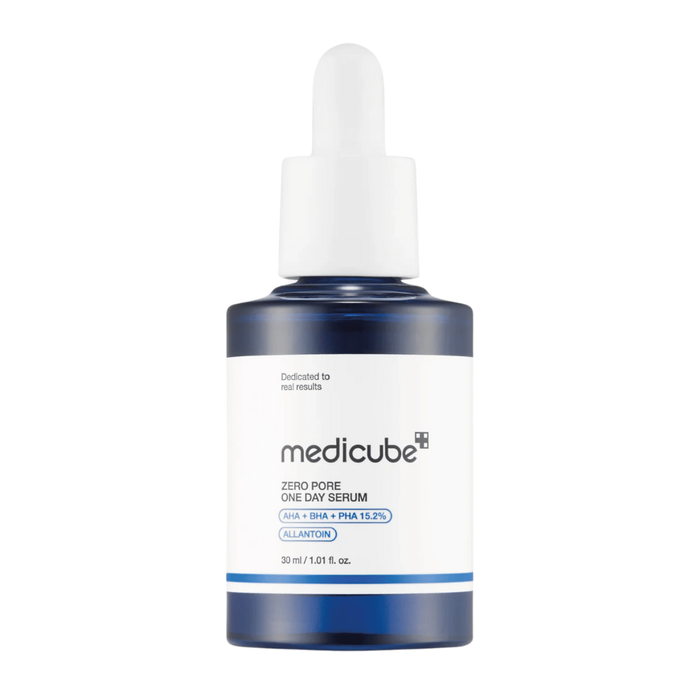 Botella de Medicube Zero Pore One Day Serum con etiqueta blanca y detalles azules, un producto exfoliante con AHA, BHA y PHA, sobre fondo blanco.