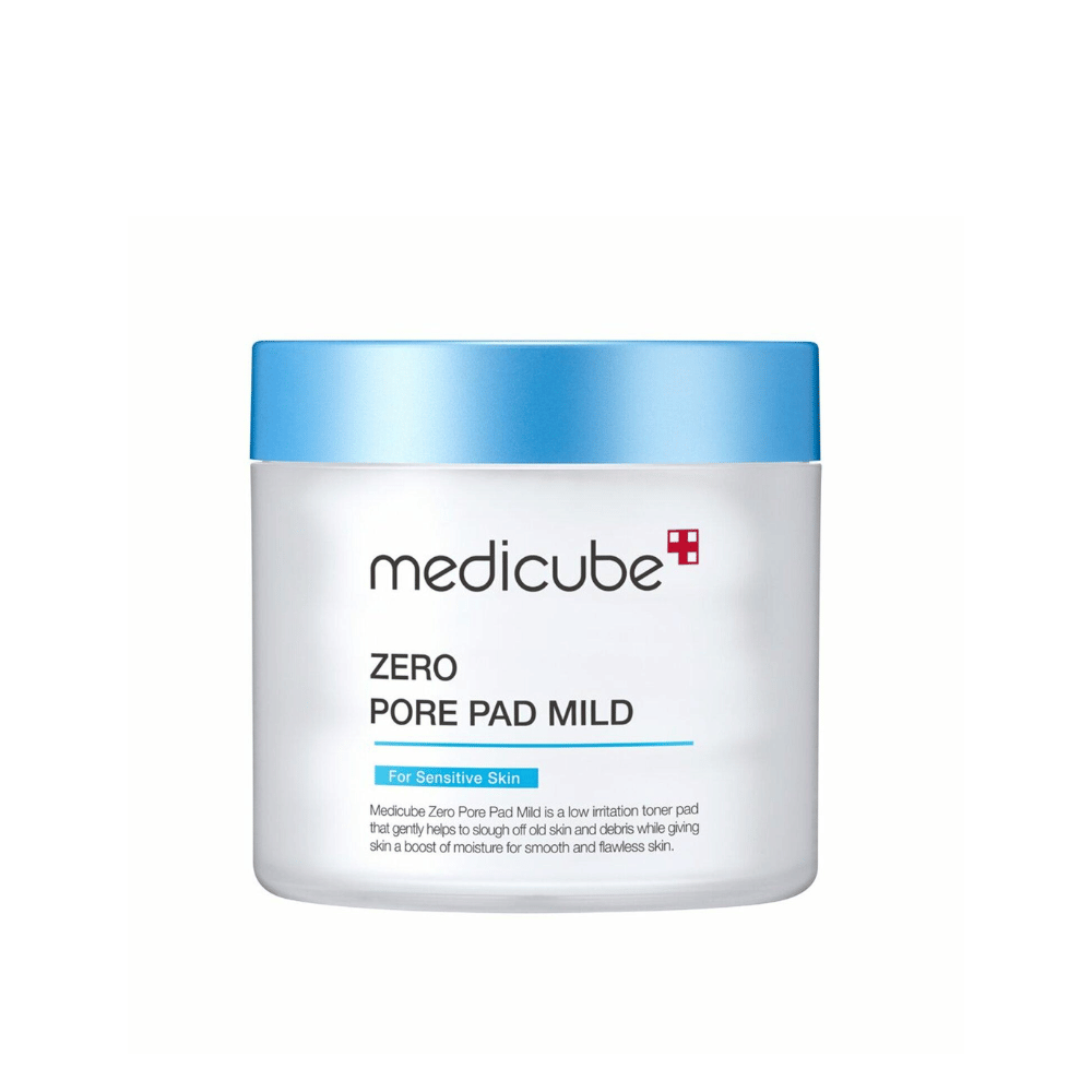 Medicube Zero Pore Pad Mild es un pad de tónico suave para piel sensible. Ayuda a exfoliar suavemente las células muertas de la piel y las impurezas mientras proporciona humedad para una piel suave y lisa. El producto tiene un empaque azul y blanco, ideal para uso diario.