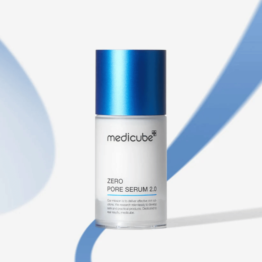 Medicube Zero Pore Serum 2.0 en un empaque elegante con tapa azul, un suero facial efectivo para una piel más suave y un tamaño de poro reducido.