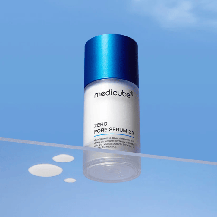 Imagen del producto de Medicube Zero Pore Serum 2.0 contra un fondo azul, un suero reductor de poros desarrollado para equilibrar la piel y mejorar la textura de la piel.