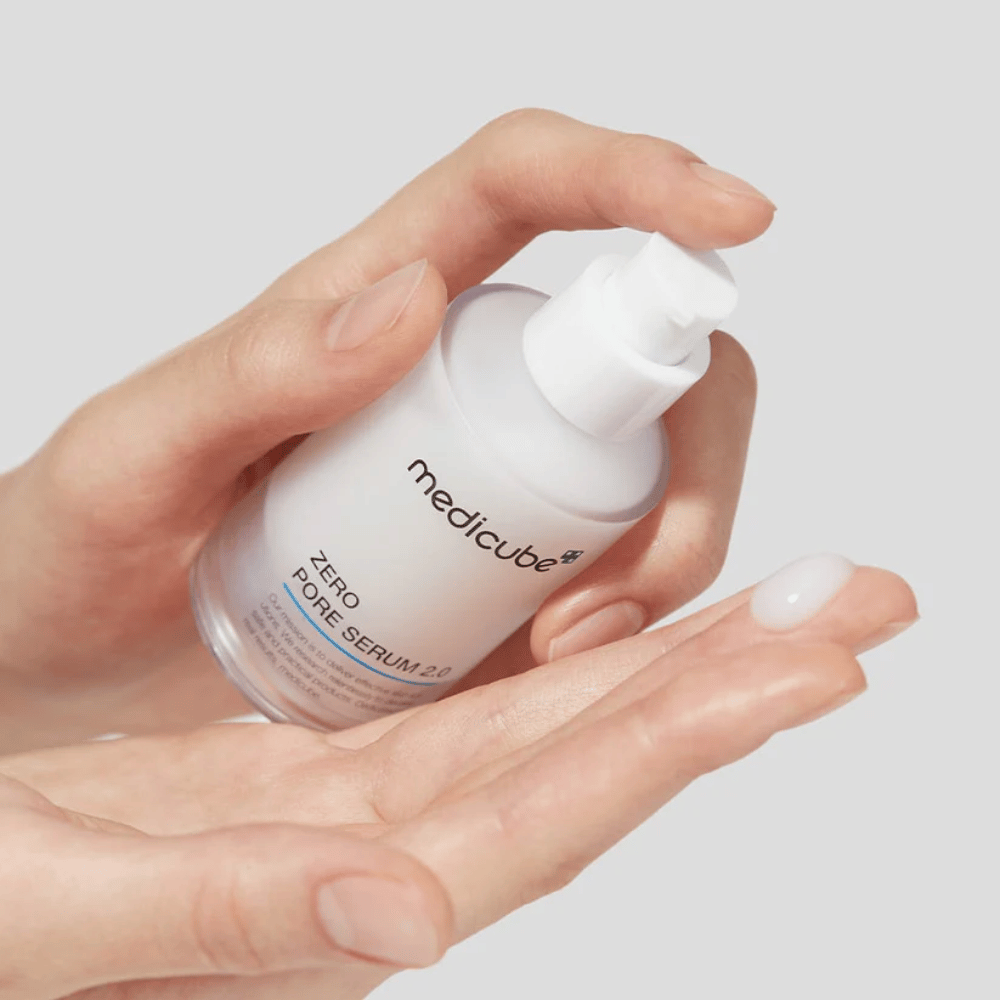 Medicube Zero Pore Serum 2.0 en botella con bomba que se dosifica en la mano, un suero ligero que se absorbe rápidamente y ayuda a reducir los poros visibles.