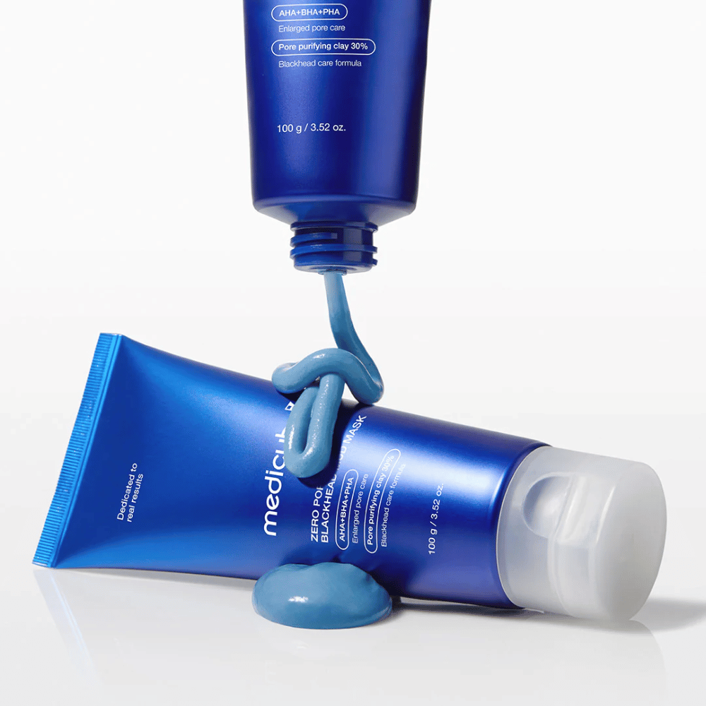 Dos tubos con mascarilla de barro, producto azul texturizado fuera del empaque.