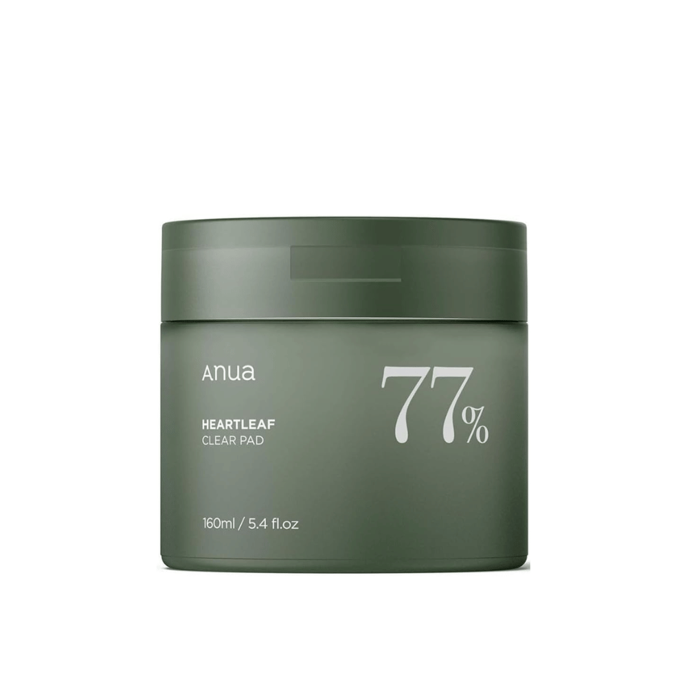 Un contenedor verde con el producto para el cuidado de la piel Anua Heartleaf Clear Pad, destacando 77% en la etiqueta, contra un fondo de un solo color.