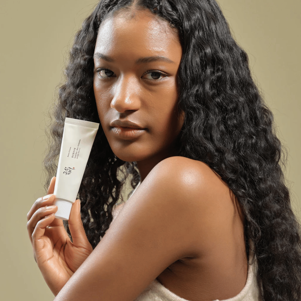 Beauty of Joseon Relief Sun SPF50+ PA++++ 50ml – crema solar coreana con extracto de arroz y probióticos, mostrada en uso para el cuidado natural de la piel.