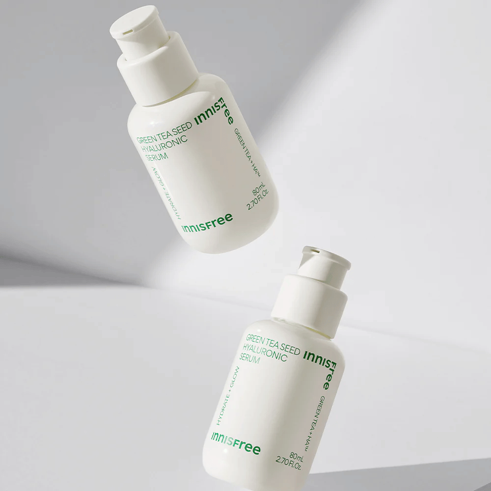 Innisfree Green Tea Seed Hyaluronic Serum botella de 80ml sobre una superficie blanca.