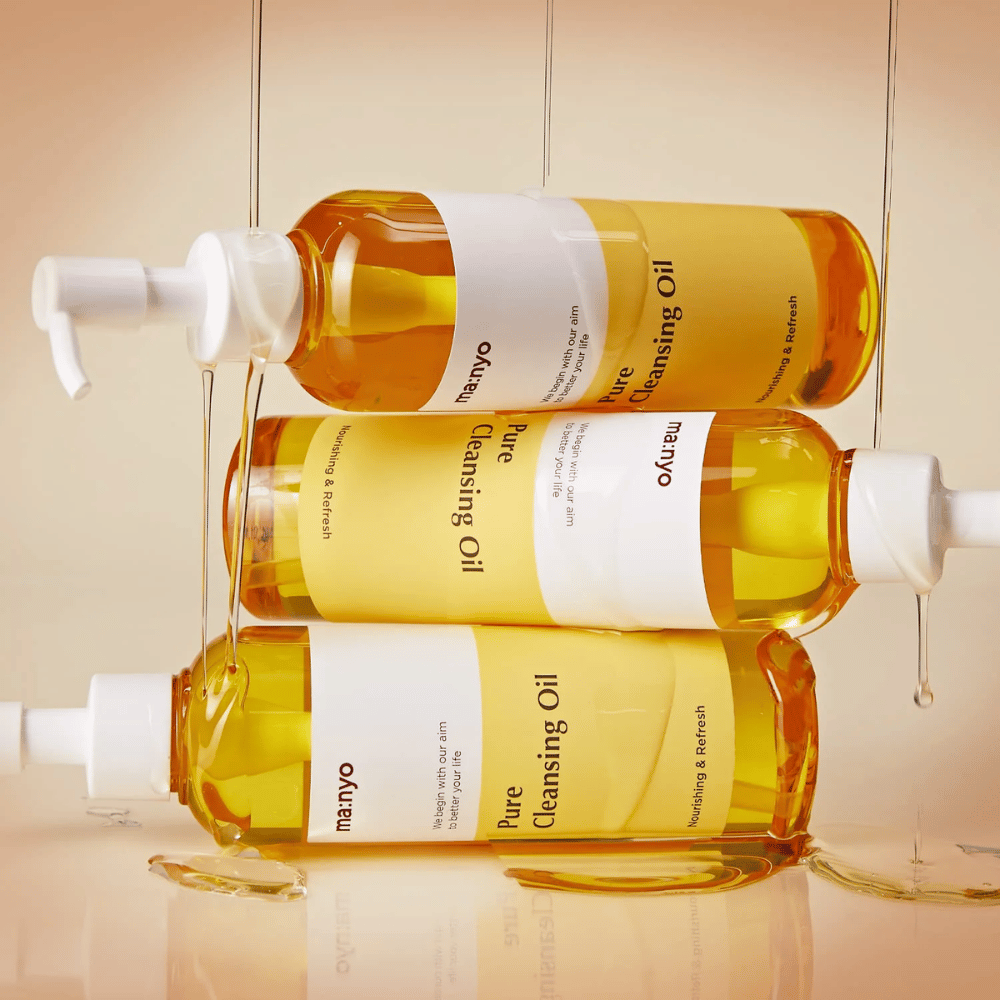 Tres botellas ma:nyo Pure Cleansing Oil 200ml apiladas para cuidado de la piel y desmaquillante.