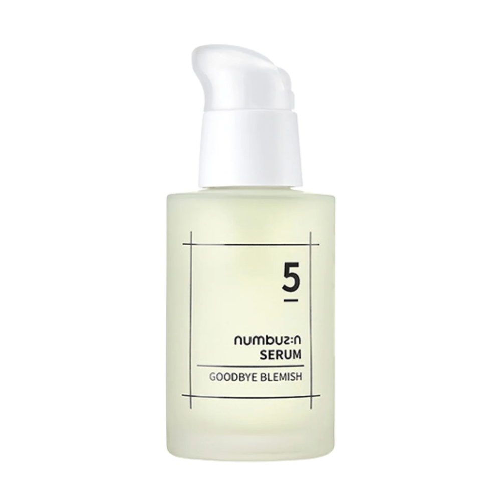 Una botella No.5 Goodbye Blemish Serum 50ml de numbuzin sobre fondo blanco.