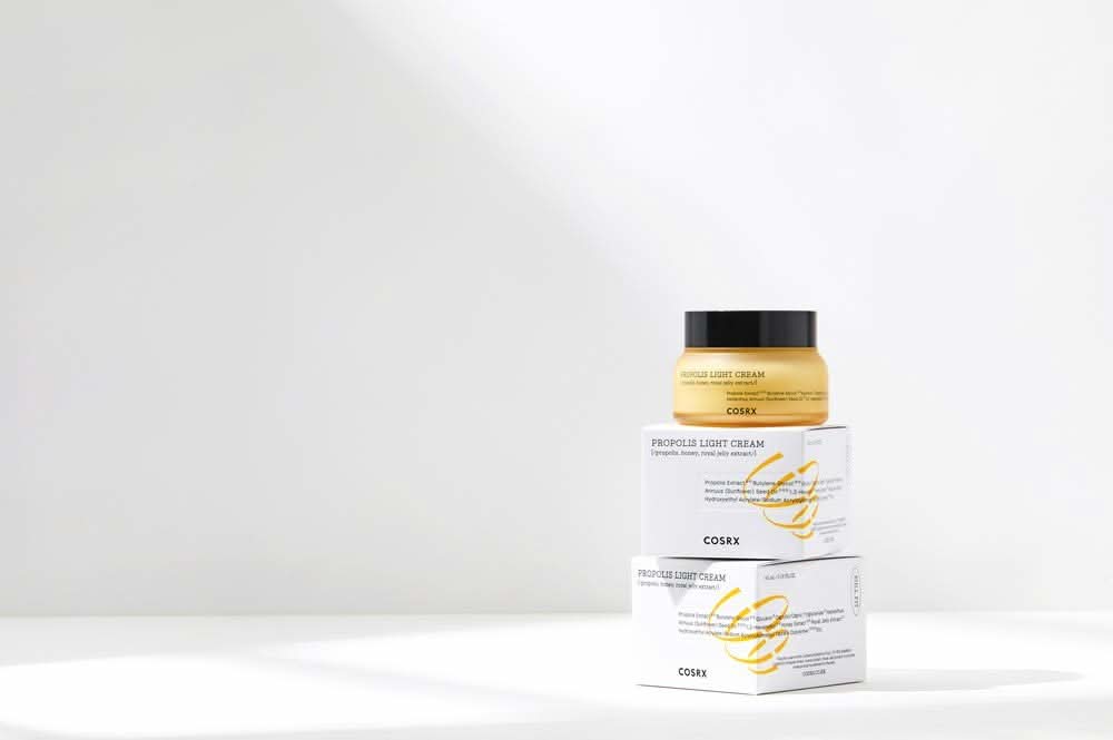 Un paquete de COSRX Full Fit Propolis Light Cream cajas de 65 ml.