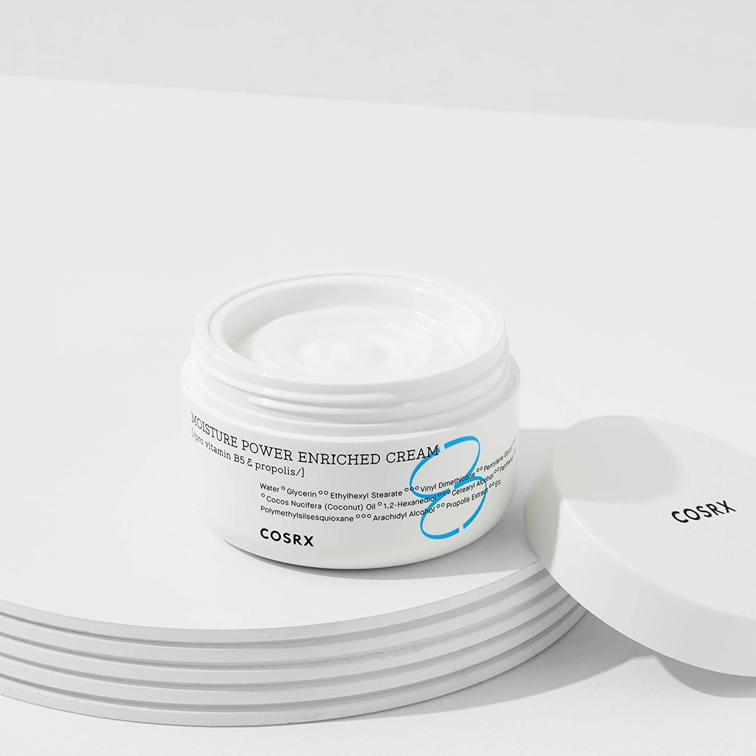 Un frasco COSRX Moisture Power Enriched Cream 50ml que está sobre una mesa.