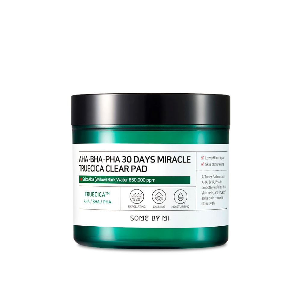 Un contenedor blanco con tapa verde lleno de Some By Mi's AHA, BHA, PHA 30 Days Miracle Truecica Clear Pad 70 uds para combatir los brotes de acné.