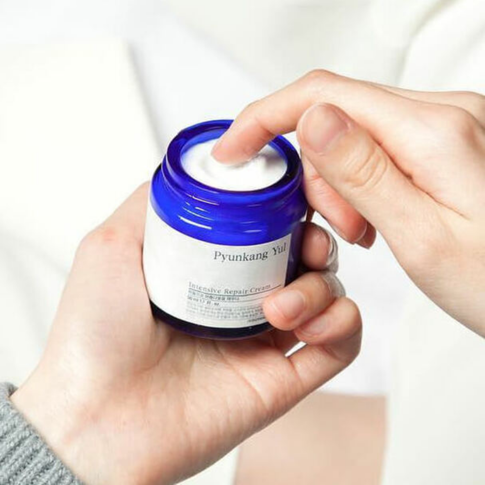 Una persona sostiene un frasco Pyunkang Yul Intensive Repair Cream de 50ml.