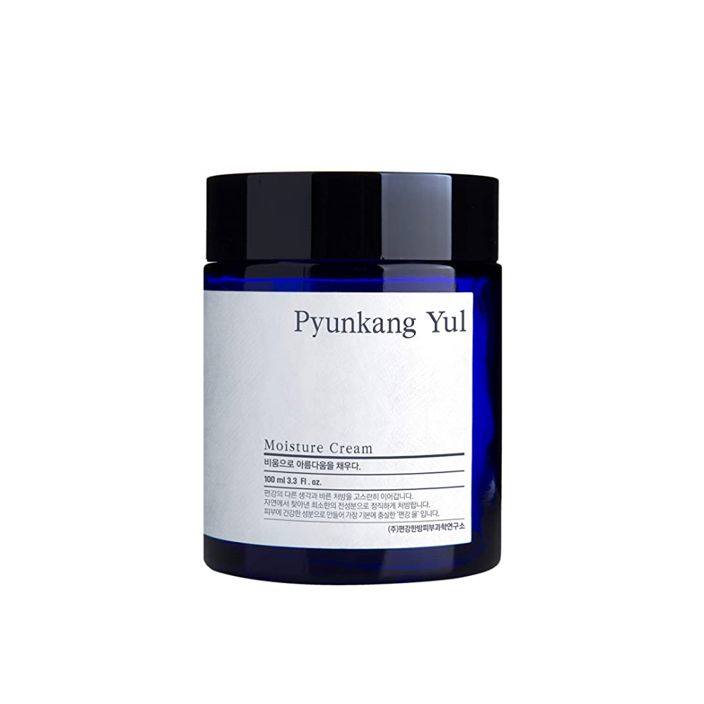 Un tarro Pyunkang Yul Moisture Cream 100ml sobre fondo blanco con propiedades hidratantes.