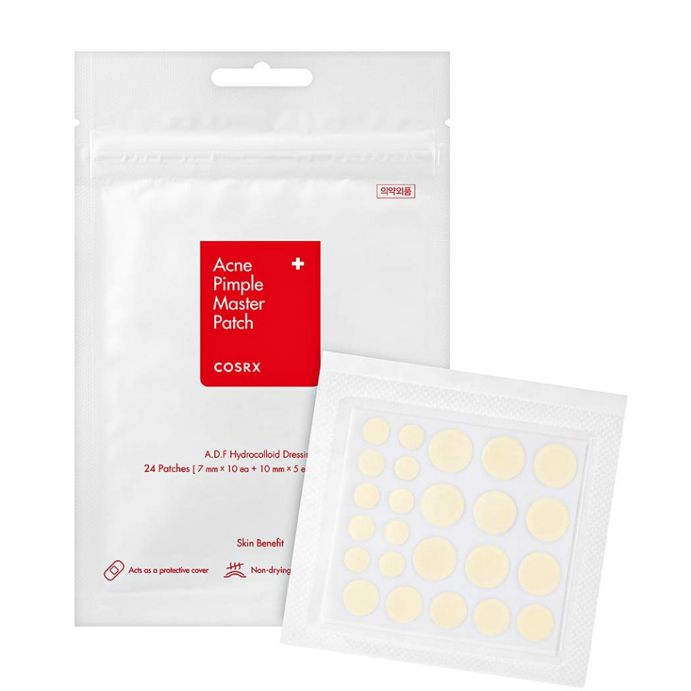 Un paquete blanco con una etiqueta blanca, con COSRX Acne Pimple Master Patch (1pack x 24 parches) para tratar el acné y las espinillas con tecnología hidrocoloide.