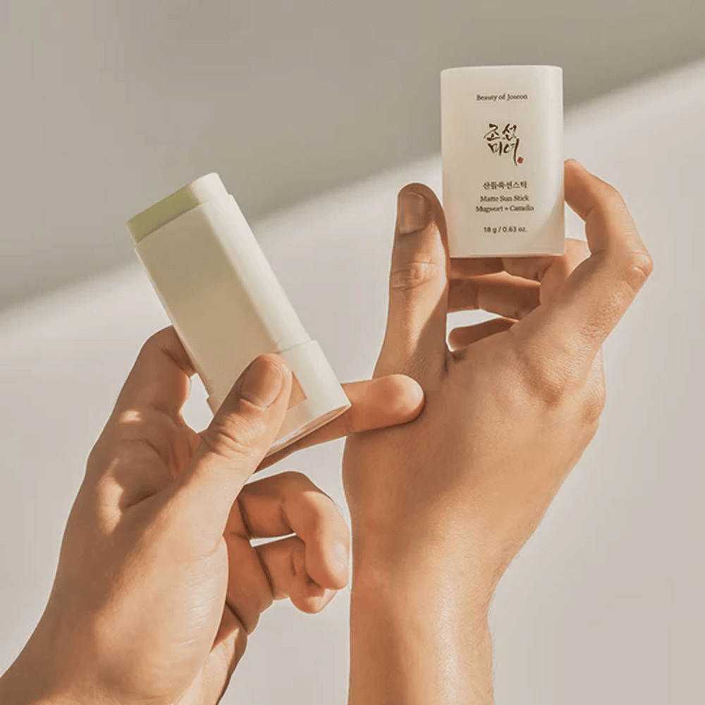 Dos manos sosteniendo una barra de Matte Sun Stick 18g SPF50 PA++++ de Beauty of Joseon.