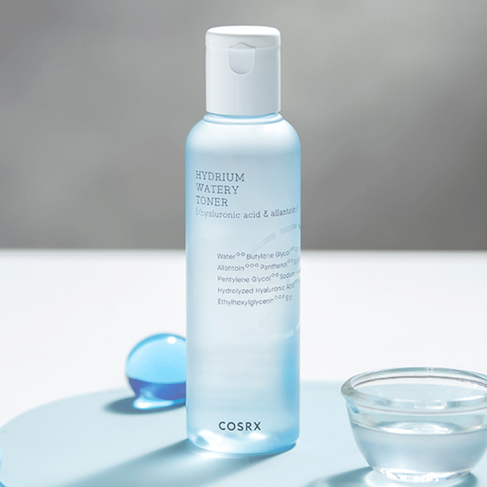 Un COSRX Hydrium Watery Toner 150ml, un tónico facial hidratante con ácido hialurónico.