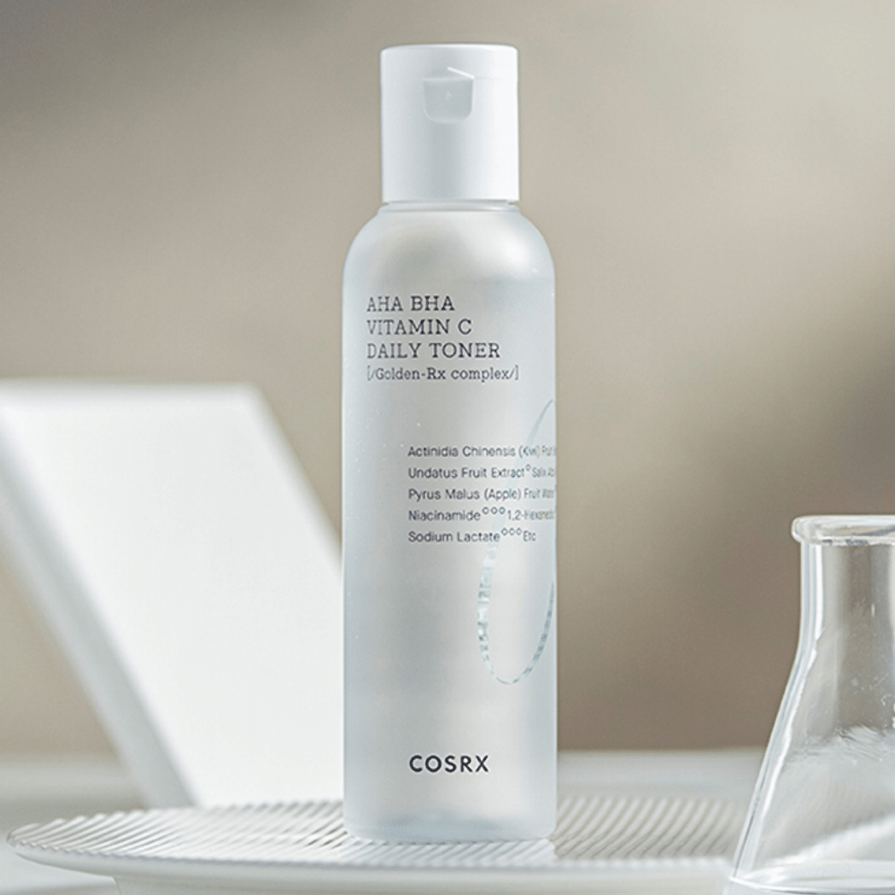 Una botella COSRX Refresh AHA BHA Vitamin C Daily Toner 150ml que está sobre una placa blanca.