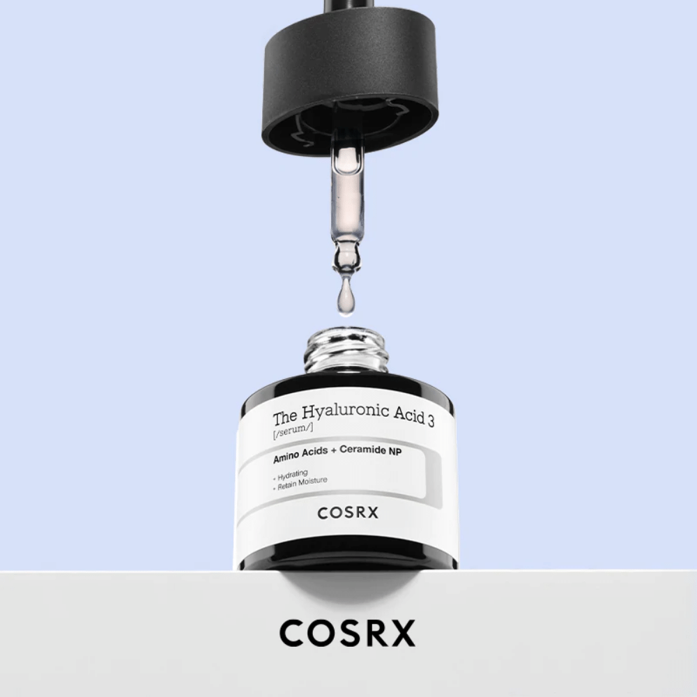 Un suero con un gotero adjunto, que contiene COSRX:s The Hyaluronic Acid 3 Serum 20ml para apoyar la barrera de hidratación de la piel.