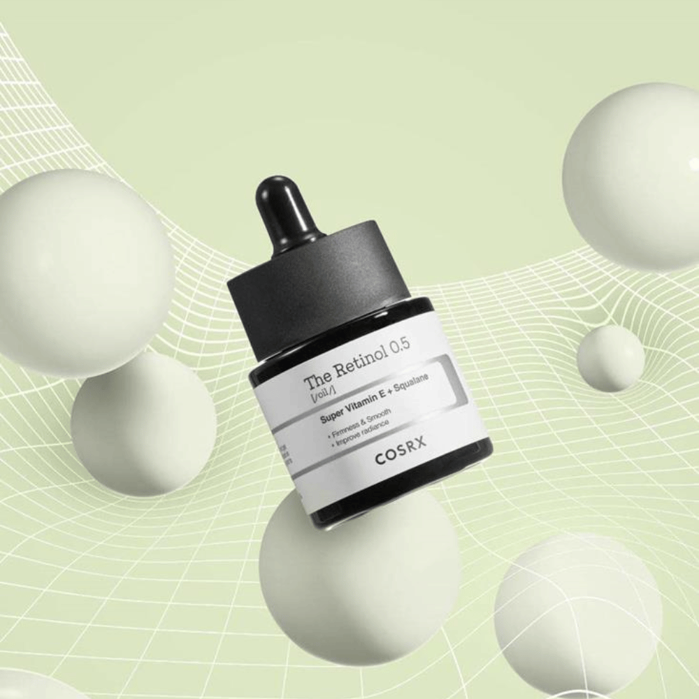 Una botella de COSRX Retinol 0.5 Oil 20ml que promueve beneficios anti-envejecimiento sobre un fondo blanco.