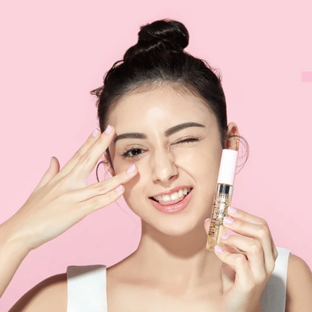 Una mujer sostiene una botella ETUDE My Lash Serum 9g en la cara para fortalecer las pestañas.