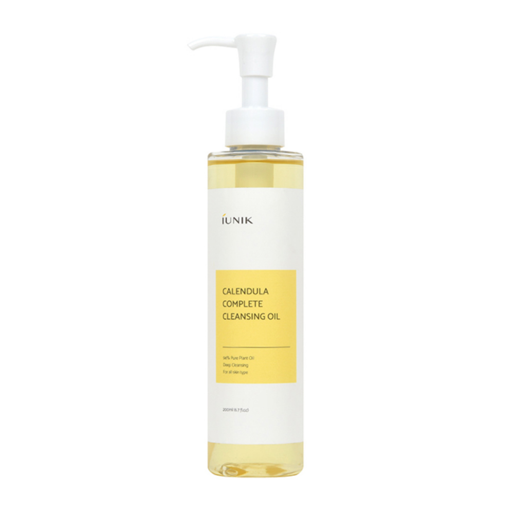 Una botella iUNIK Calendula Complete Cleansing Oil 200ml para eliminar restos de maquillaje con una etiqueta amarilla sobre fondo blanco.