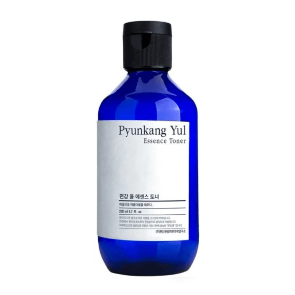 Un Pyunkang Yul Essence Toner enriquecido con extracto de raíz de astrágalo para la humedad de la piel.