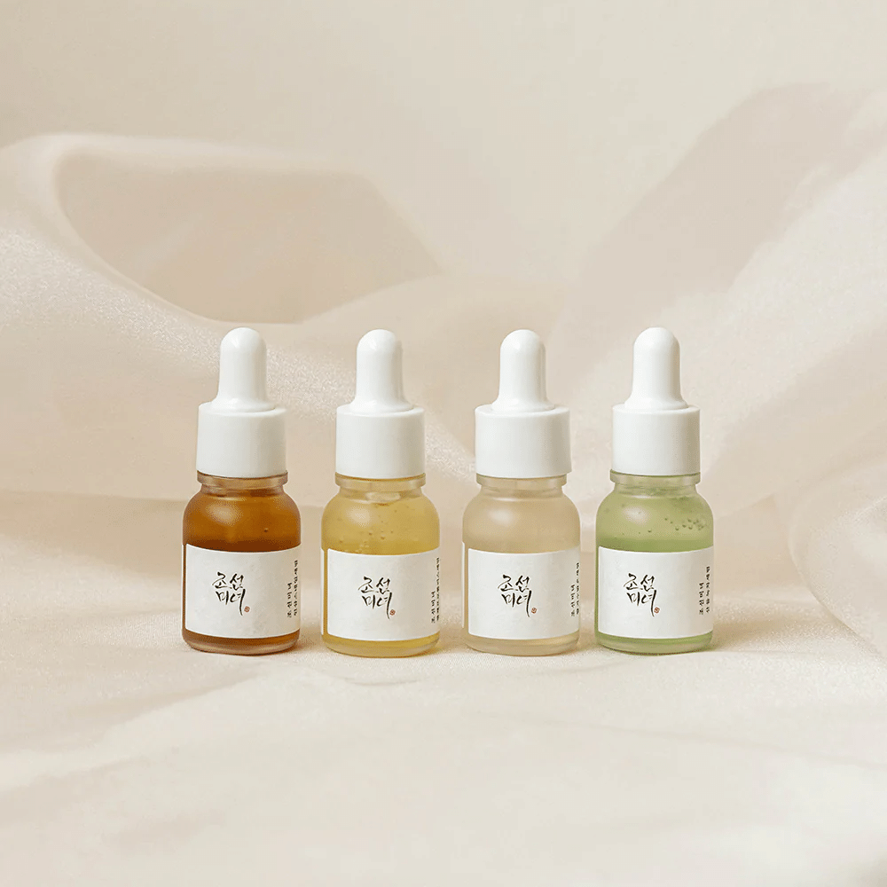 Cuatro botellas Beauty of Joseon Hanbang Serum Discovery Kit 4 uds sobre fondo blanco.