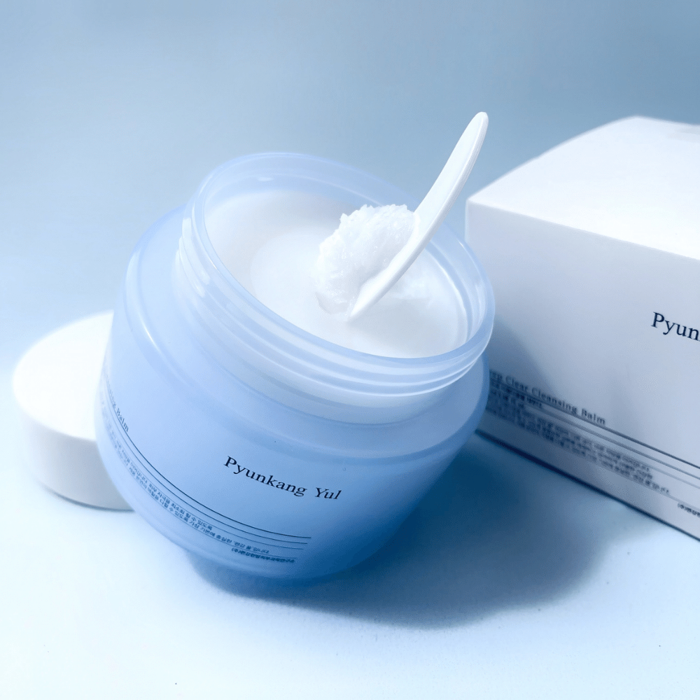 Un frasco Pyunkang Yul Deep Clear Cleansing Balm 100ml con una cuchara al lado.
