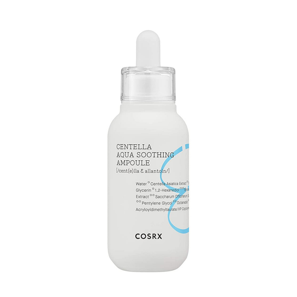 Una botella COSRX Centella Aqua Soothing Ampoule 40ml con propiedades calmantes sobre un fondo blanco.