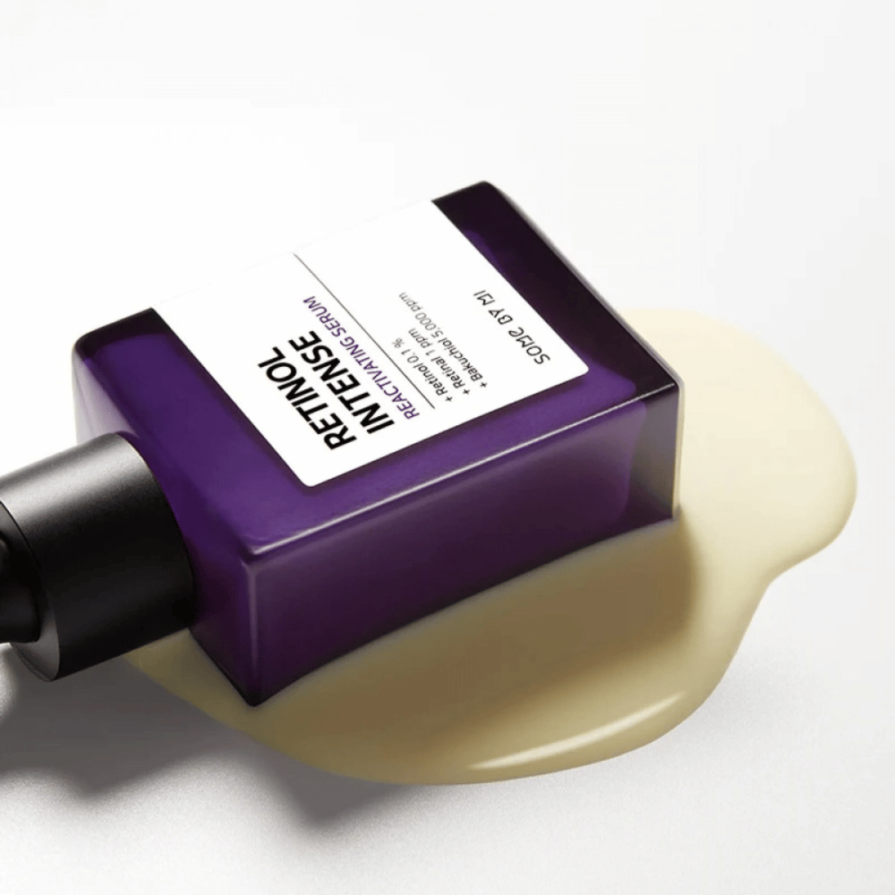 Una botella de SOME BY MI Retinol Intense Reactivating Serum 30ml que se encuentra sobre una superficie blanca.