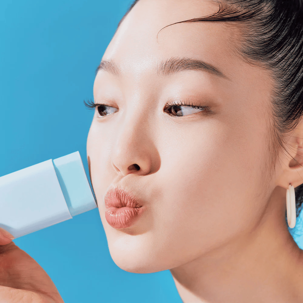 Una mujer usa un TOCOBO Cotton Soft Sun Stick SPF50+ PA++++ 19g para limpiar el rostro.