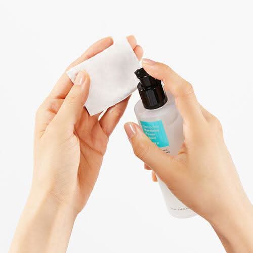 Una mano que muestra el uso de COSRX Two In One Poreless Power Liquid 100ml para piel grasa.