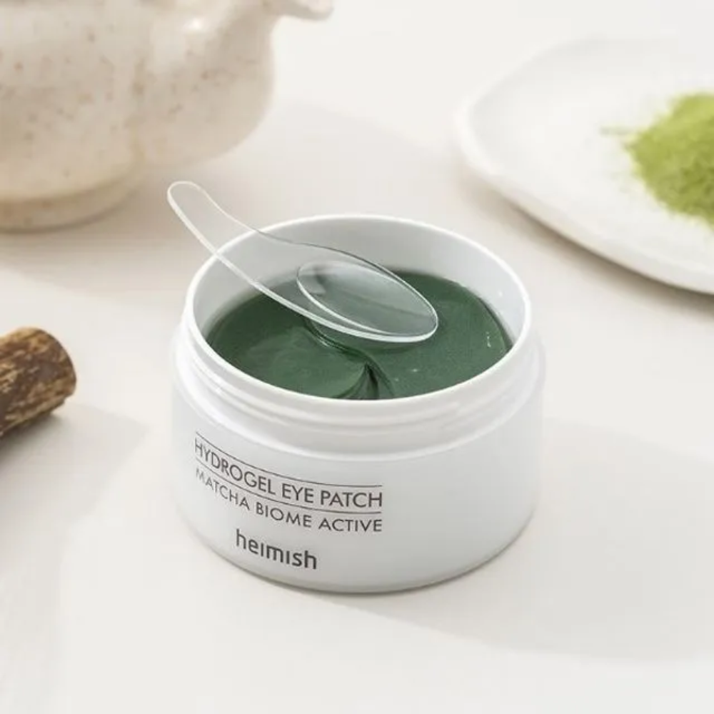 Un bol con Heimish Matcha Biome Hydrogel Eye Patch 60 apósitos con una cuchara.