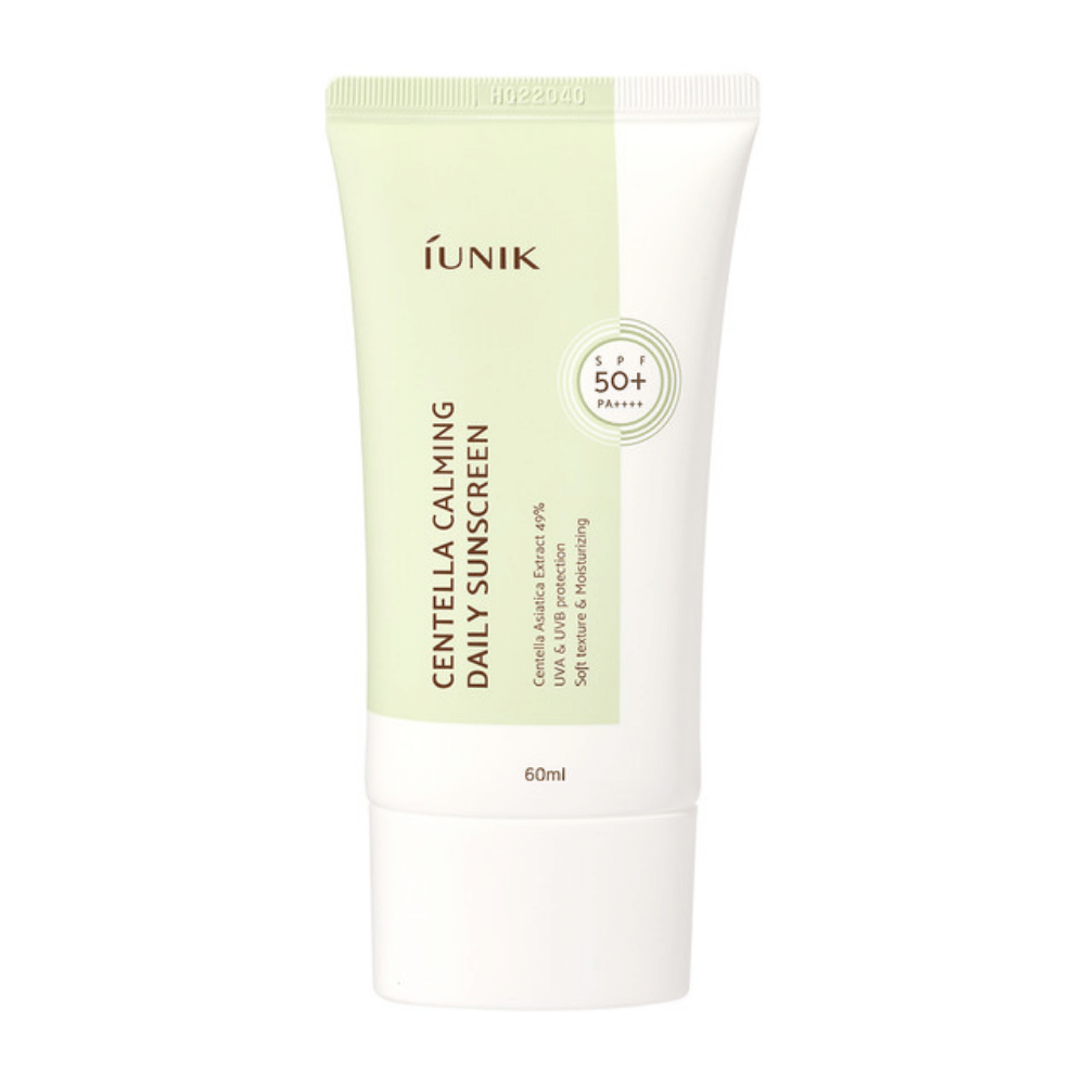 Un tubo iUNIK Centella Calming Daily Sunscreen 60ml con SPF 50+ y protección contra los rayos UVA y UVB sobre fondo blanco.