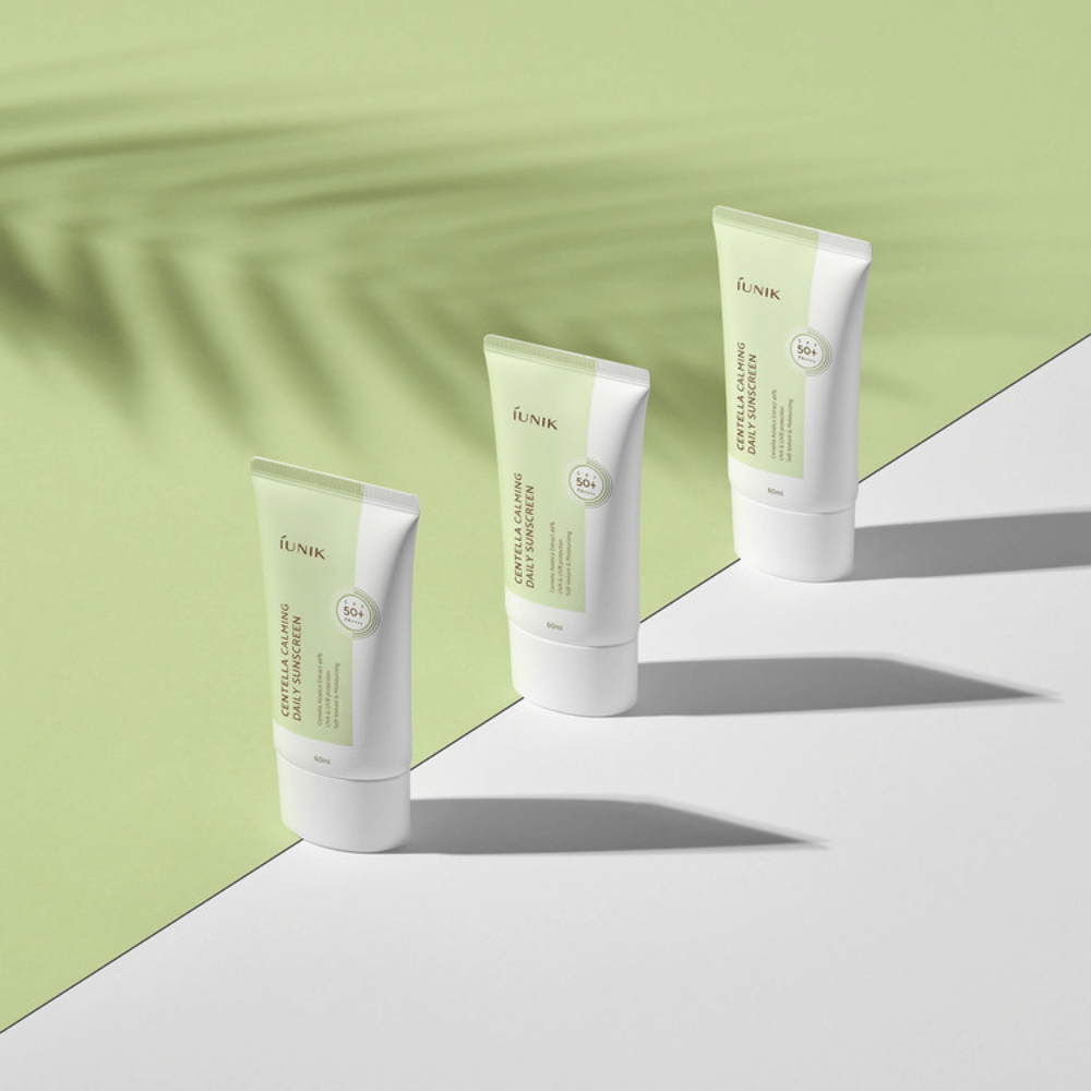 Tres tubos iUNIK Centella Calming Daily Sunscreen con SPF 50+ protección contra los rayos UVA y UVB sobre fondo blanco.